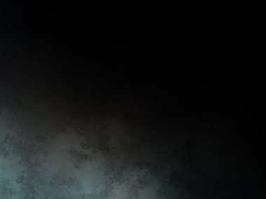 Dalgıç kıyafetli bir adam elinde sörf tahtası tutuyor.