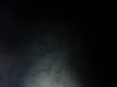 Takım elbiseli ve kravatlı bir adam tenis raketi tutuyor.