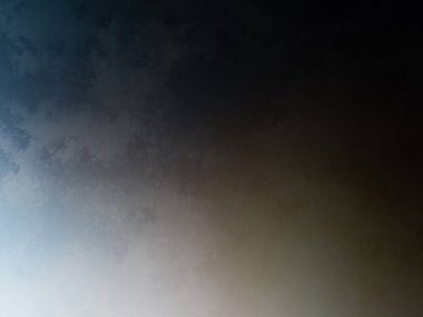 Rampada kaykay süren biri.