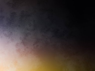 Tenis kortunda raket tutan bir adam.