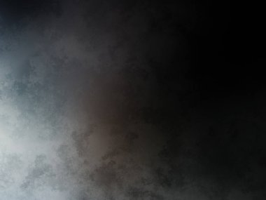 Sörf tahtasında suda bir insan.