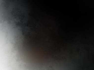 Siyah gömlekli bir adam tenis raketi tutuyor.