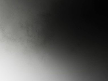 Takım elbiseli ve kravatlı bir adam duvarın önünde duruyor.