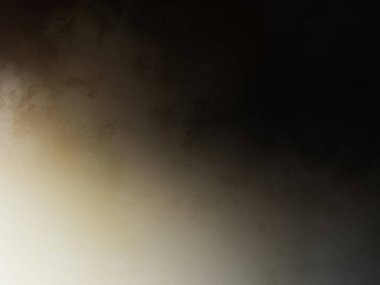 Rampada kaykay süren bir adam.