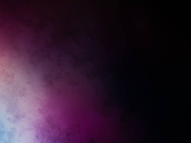 Bir adam kortta tenis raketi tutuyor.