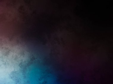 Takım elbiseli ve kravatlı bir adam tenis raketi tutuyor.