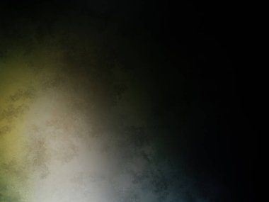 Tenis kortunda raket tutan bir adam.