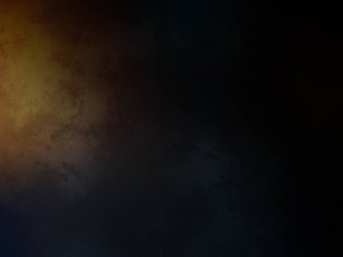 Bir adam kortta tenis raketi tutuyor.