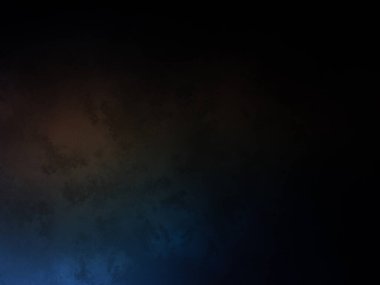 Bilgisayar monitörü ve klavyesi olan karanlık bir oda.