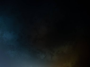 Karanlık bir gökyüzü, birkaç bulut ve bir ışık.
