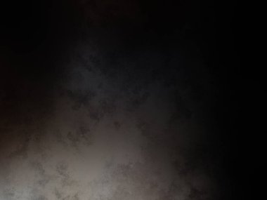 Siyah gömlekli ve beyaz gömlekli bir adam.