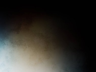 Takım elbiseli ve kravatlı bir adam tenis raketi tutuyor.