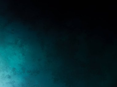 Sörf tahtasında suda bir insan.