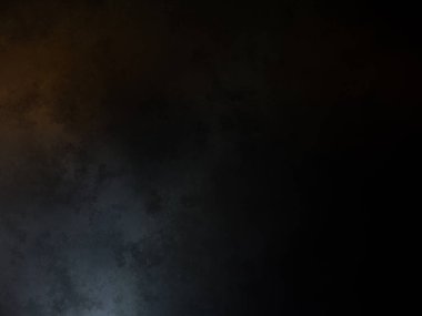 Takım elbiseli ve kravatlı bir adam tenis raketi tutuyor.