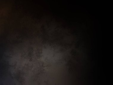 Takım elbiseli ve kravatlı bir adam duvarın önünde duruyor.