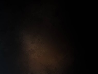 Takım elbiseli ve kravatlı bir adam karanlık bir arka planın önünde duruyor.