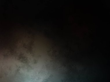 Karanlıkta elinde kaykayla duran bir adam.