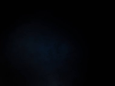 Karanlıkta elinde kamerayla bekleyen biri.