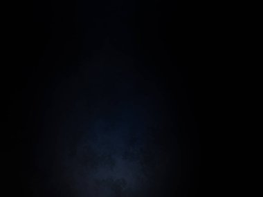 Karanlık bir oda, saati ve ışığı olan.