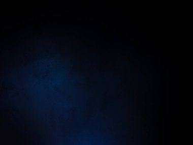 Takım elbiseli ve kravatlı bir adam bilgisayarın önünde duruyor.