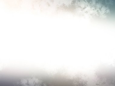 Karlı bir yüzeyde kaykay süren bir insan.