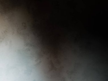 Takım elbiseli ve kravatlı bir adam duvarın önünde duruyor.