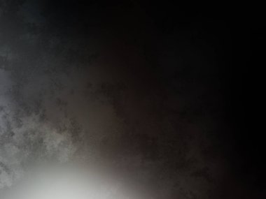 Karlı bir yüzeyde snowboard süren bir insan.