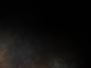 Takım elbiseli ve kravatlı bir adam ateşin önünde duruyor.