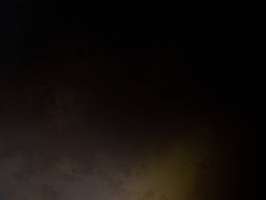 Takım elbiseli ve kravatlı bir adam pencerenin önünde duruyor.