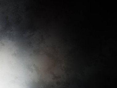 Takım elbiseli ve kravatlı bir adam tenis raketi tutuyor.