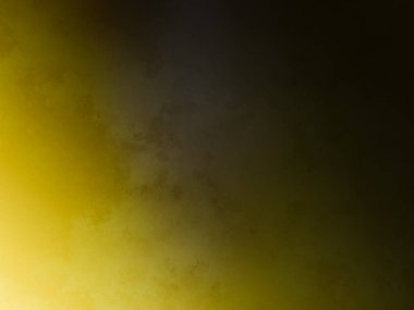 Tenis kortunda raket tutan bir adam.