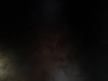 Takım elbiseli ve kravatlı bir adam duvarın önünde duruyor.