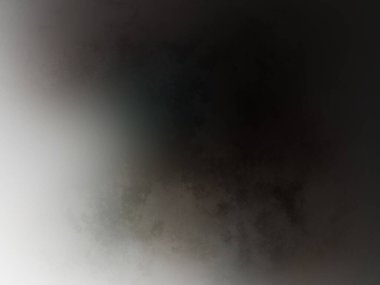 Dizüstü bilgisayarla yatakta oturan biri.