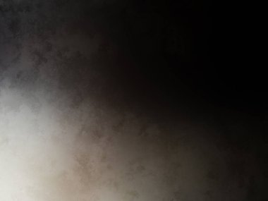 Takım elbiseli ve kravatlı bir adam duvarın önünde duruyor.