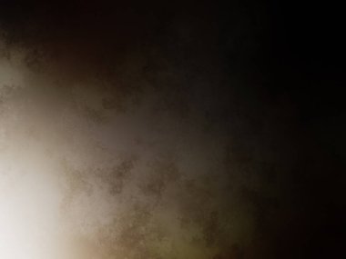 Takım elbiseli ve kravatlı bir adam duvarın önünde duruyor.