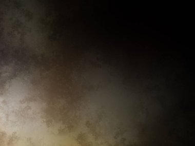 Takım elbiseli ve kravatlı bir adam duvarın önünde duruyor.