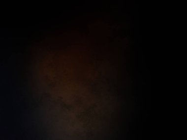 Karanlık gökyüzünde dolunay ve kırmızı bir ışık.