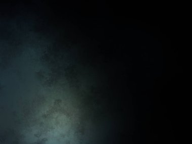 Siyah gömlekli bir adam tenis raketi tutuyor.