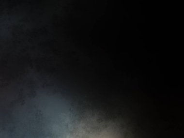 Siyah gömlekli bir adam tenis raketi tutuyor.