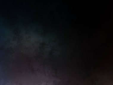 Karlı bir yamaçta snowboard süren bir adam.