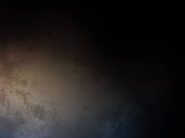 Takım elbiseli ve kravatlı bir adam karanlık bir arka planın önünde duruyor.