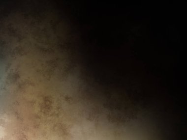 Takım elbiseli ve kravatlı bir adam duvarın önünde duruyor.