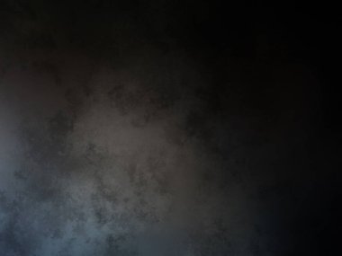 Takım elbiseli ve kravatlı bir adam duvarın önünde duruyor.