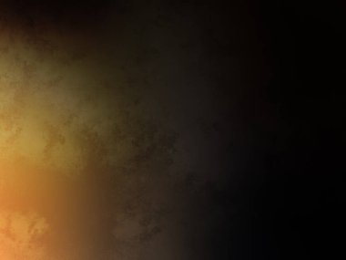 Bir adam kortta tenis raketi tutuyor.