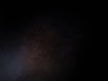 Takım elbiseli ve kravatlı bir adam karanlık bir arka planın önünde duruyor.