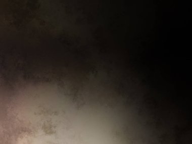 Takım elbiseli ve kravatlı bir adam duvarın önünde duruyor.