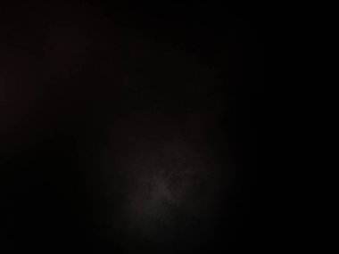 Elinde mikrofon tutan takım elbiseli ve kravatlı bir adam.