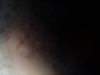 Elinde tenis raketi tutan biri.