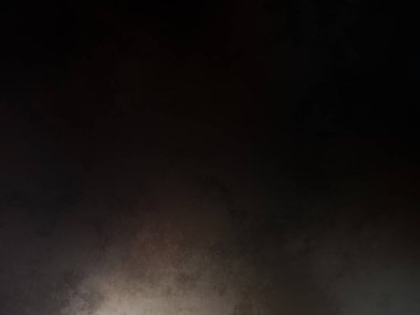 Siyah gömlekli bir adam elinde kamera tutuyor.