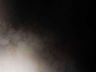 Takım elbiseli ve kravatlı bir adam duvarın önünde duruyor.